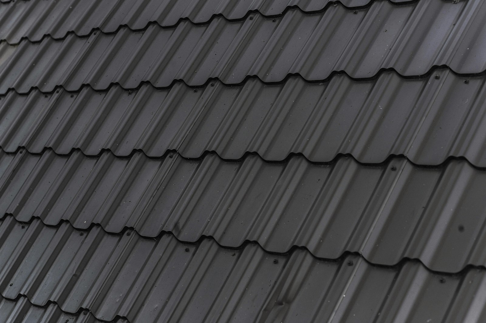 Toiture moderne en tuiles métalliques anthracite à Toulouse