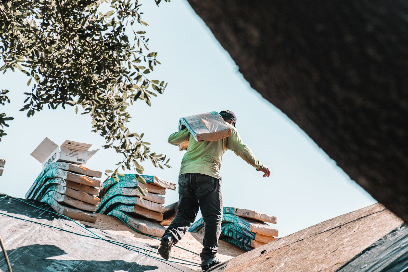 Travaux d'isolation thermique sous toiture sur un chantier
