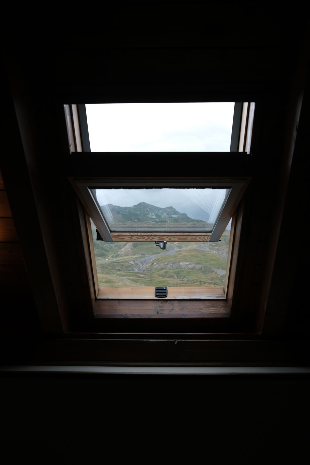 Fenêtre de toit Velux ouverte installée par TLS Toiture